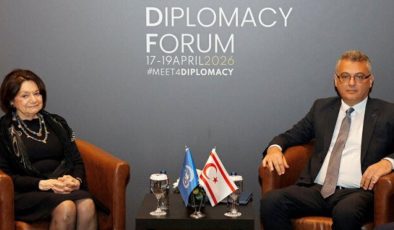 Erhürman-Dicarlo görüşmesinde yer alan KKTC bayrağı Rum tarafının tepkisine neden oldu