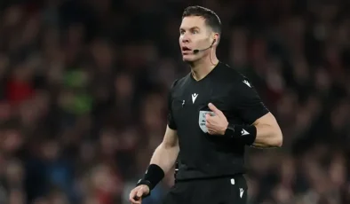 Hakem, maçın ortasında telefonla konuştu