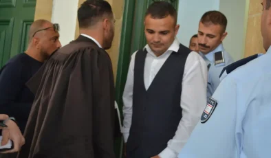 İnşaat demiriyle kız arkadaşının evini bastı