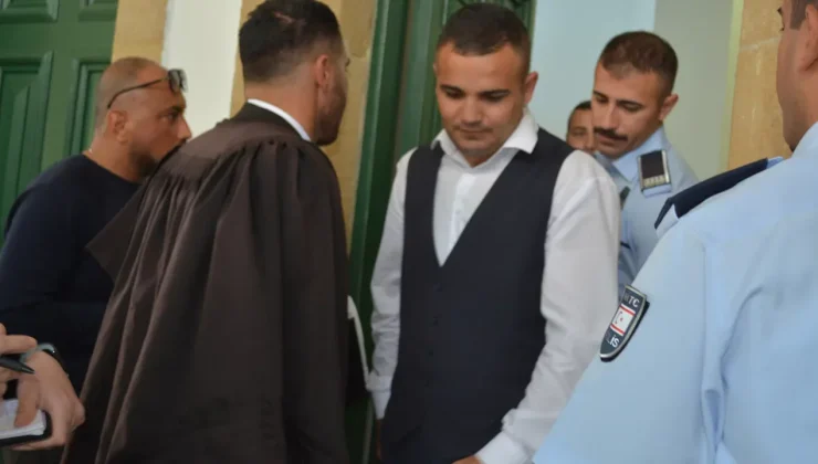 İnşaat demiriyle kız arkadaşının evini bastı