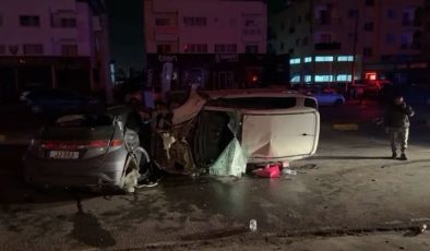 Biri devrildi, diğeri direğe çarptı