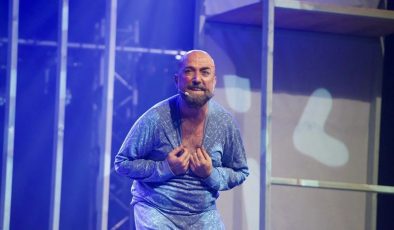 Sanatçı Abdullah Öztoprak’ın tiyatro oyunu ‘Parçalayanım… Parçalarım’ LAÜ’de sahneleniyor