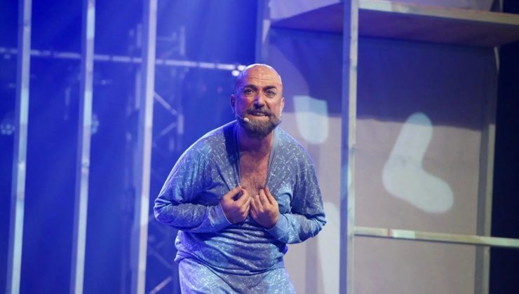 Sanatçı Abdullah Öztoprak’ın tiyatro oyunu ‘Parçalayanım… Parçalarım’ LAÜ’de sahneleniyor