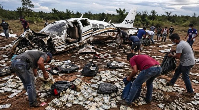 Paraguay’da gökyüzünden para yağdı