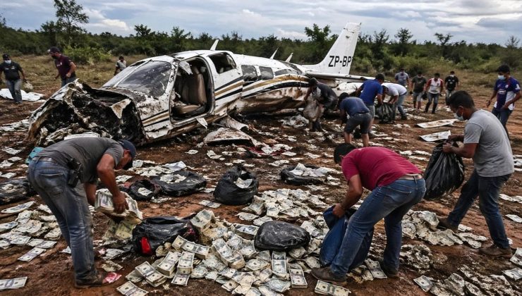 Paraguay’da gökyüzünden para yağdı