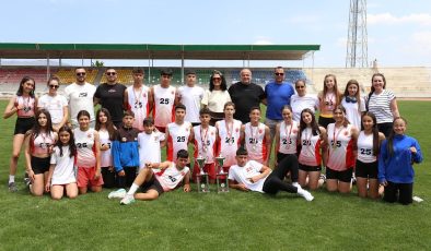 Şehit Turgut Ortaokulu’ndan çifte şampiyonluk