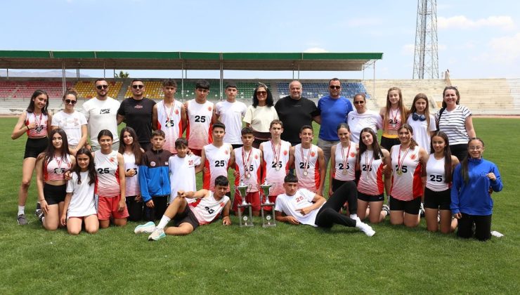 Şehit Turgut Ortaokulu’ndan çifte şampiyonluk