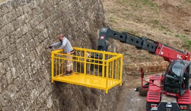Gazimağusa Belediyesi, surlarda temizlik çalışmalarına başladı