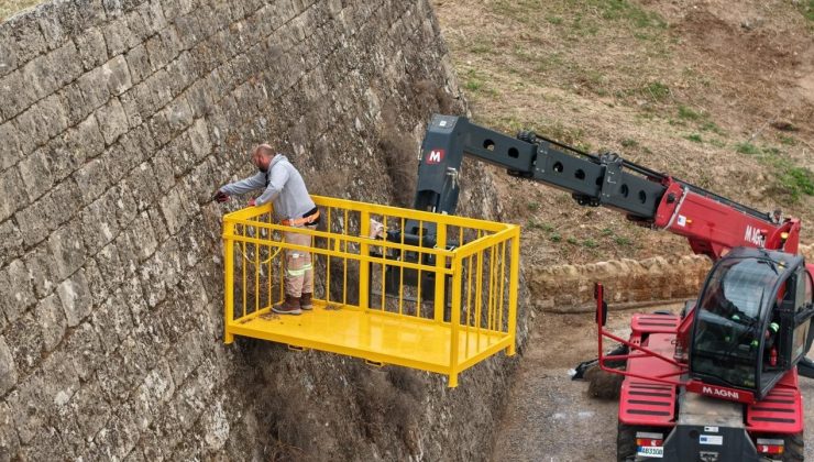 Gazimağusa Belediyesi, surlarda temizlik çalışmalarına başladı