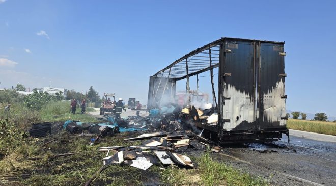 Mobilya ve halı yüklü tır dorsesi küle döndü