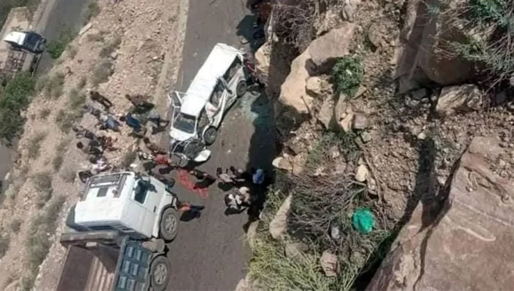 Yemen’de yolcu otobüsü ile kamyonun çarpışması sonucu 6 kişi öldü, 19 kişi yaralandı