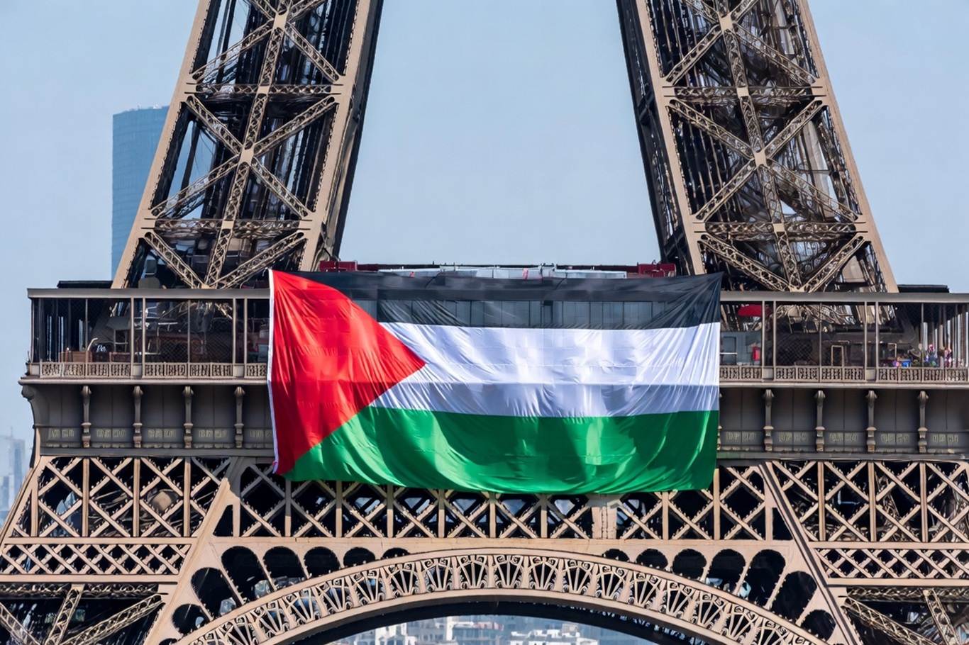 Paris'te Eyfel Kulesi'nde Filistin bayrağı açan 6 kişi gözaltına alındı