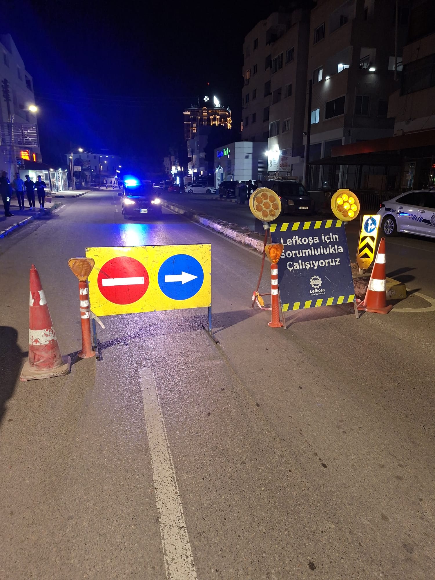 Lefkoşa'da Atatürk Caddesi üzerinde yolda çökme meydana geldi