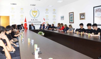 Çavuşoğlu, Polatpaşa Lisesi ve kardeş okulu Üsküdar Validebağ Fen Lisesi öğrencilerini kabul etti