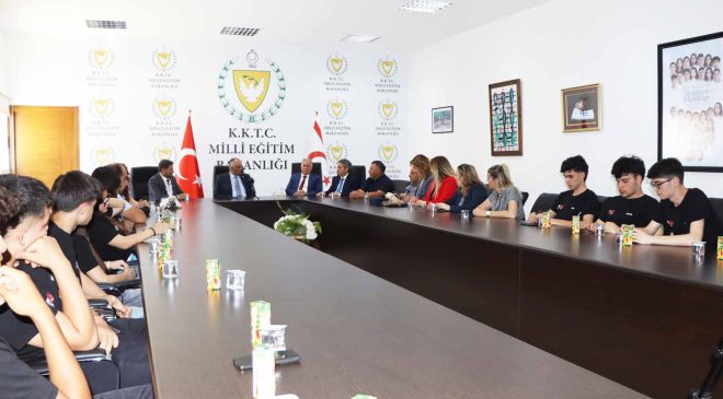 Çavuşoğlu, Polatpaşa Lisesi ve kardeş okulu Üsküdar Validebağ Fen Lisesi öğrencilerini kabul etti