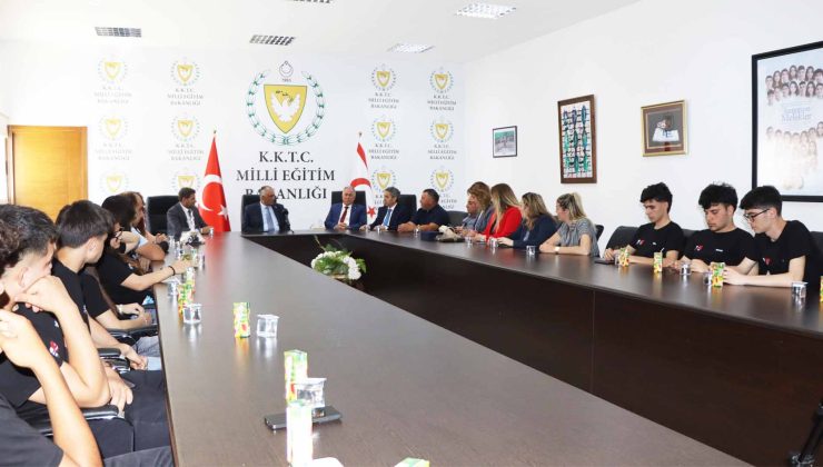Çavuşoğlu, Polatpaşa Lisesi ve kardeş okulu Üsküdar Validebağ Fen Lisesi öğrencilerini kabul etti