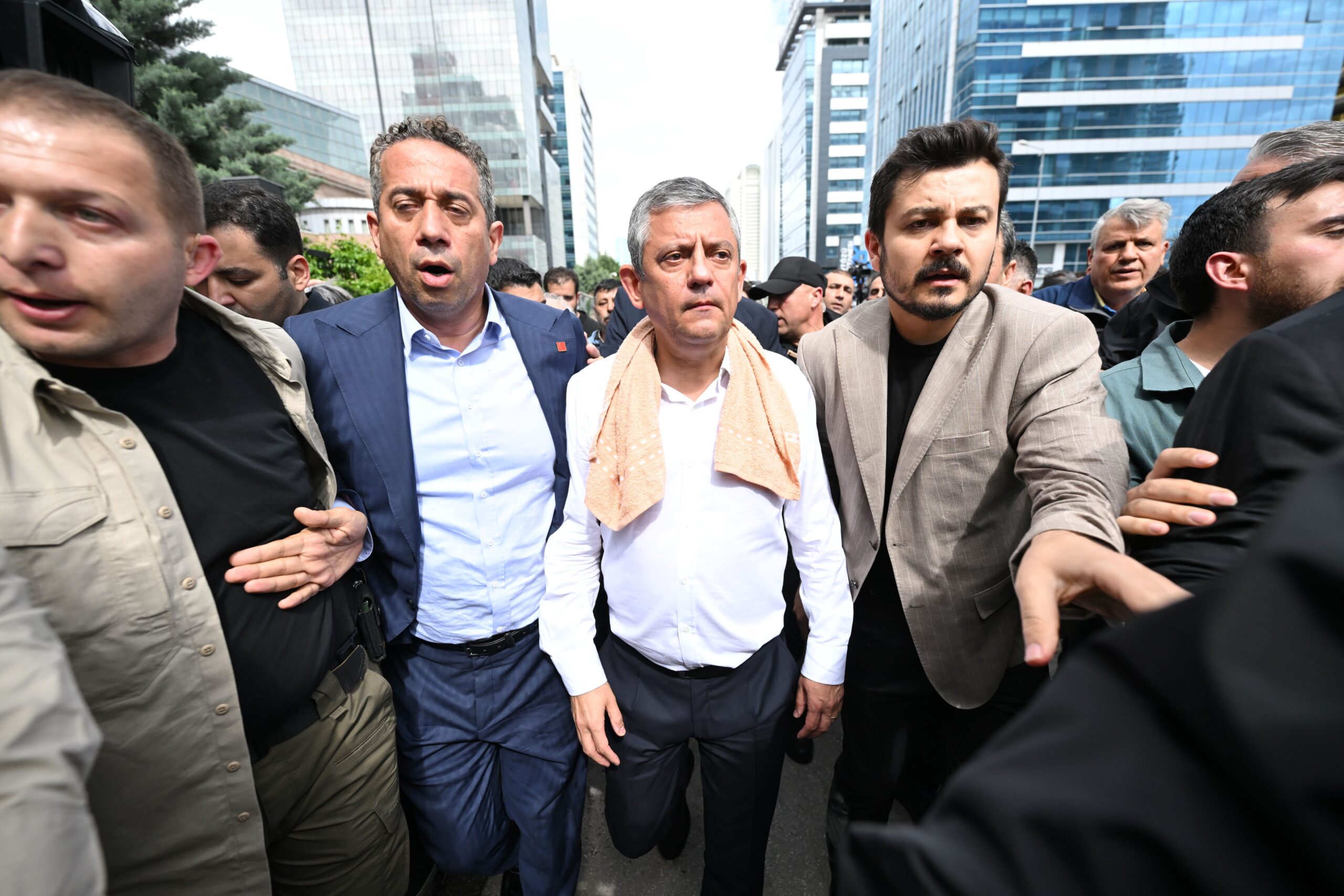 Özgür Özel, CHP Genel Merkezi’nden ayrıldı