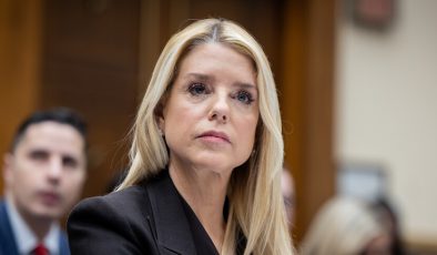 Eski ABD Adalet Bakanı Bondi, Trump’ın Epstein Dosyalarındaki Rolüne İlişkin Soruları Yanıtsız Bıraktı