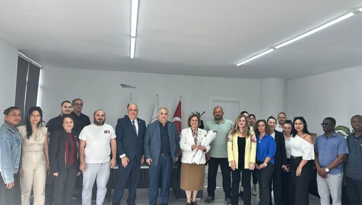 Dr. Tomris Mahirel’e yılın annesi ödülü verildi