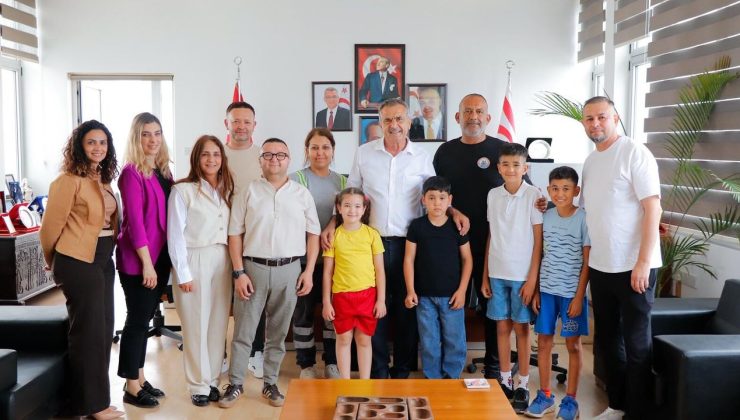 Uluçay, mahallelerinde çevre temizliği yapan çocuklara teşekkür etti
