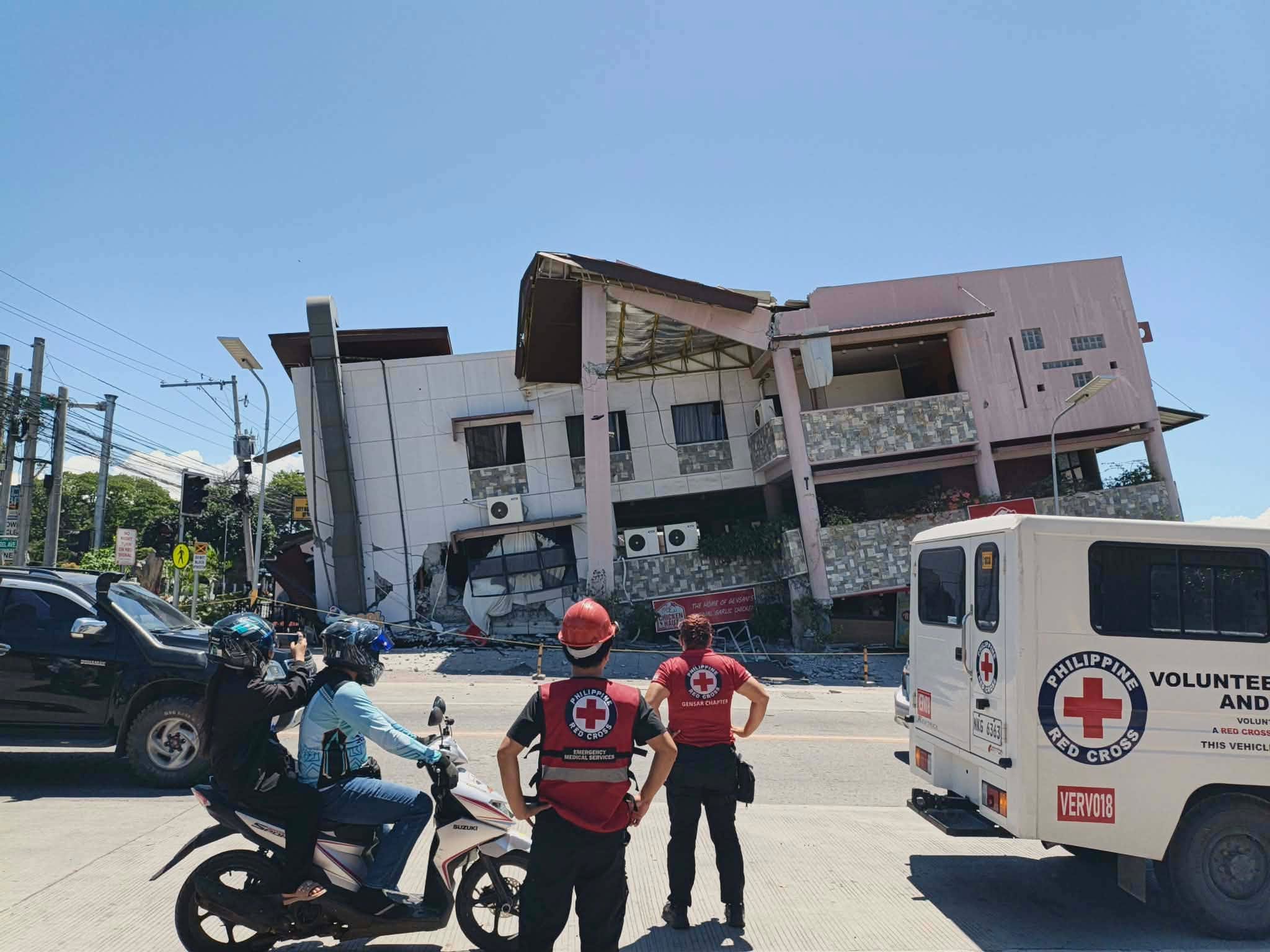 Filipinler’de 7,8 Büyüklüğünde Şiddetli DepremTsunami Uyarısı Yapıldı