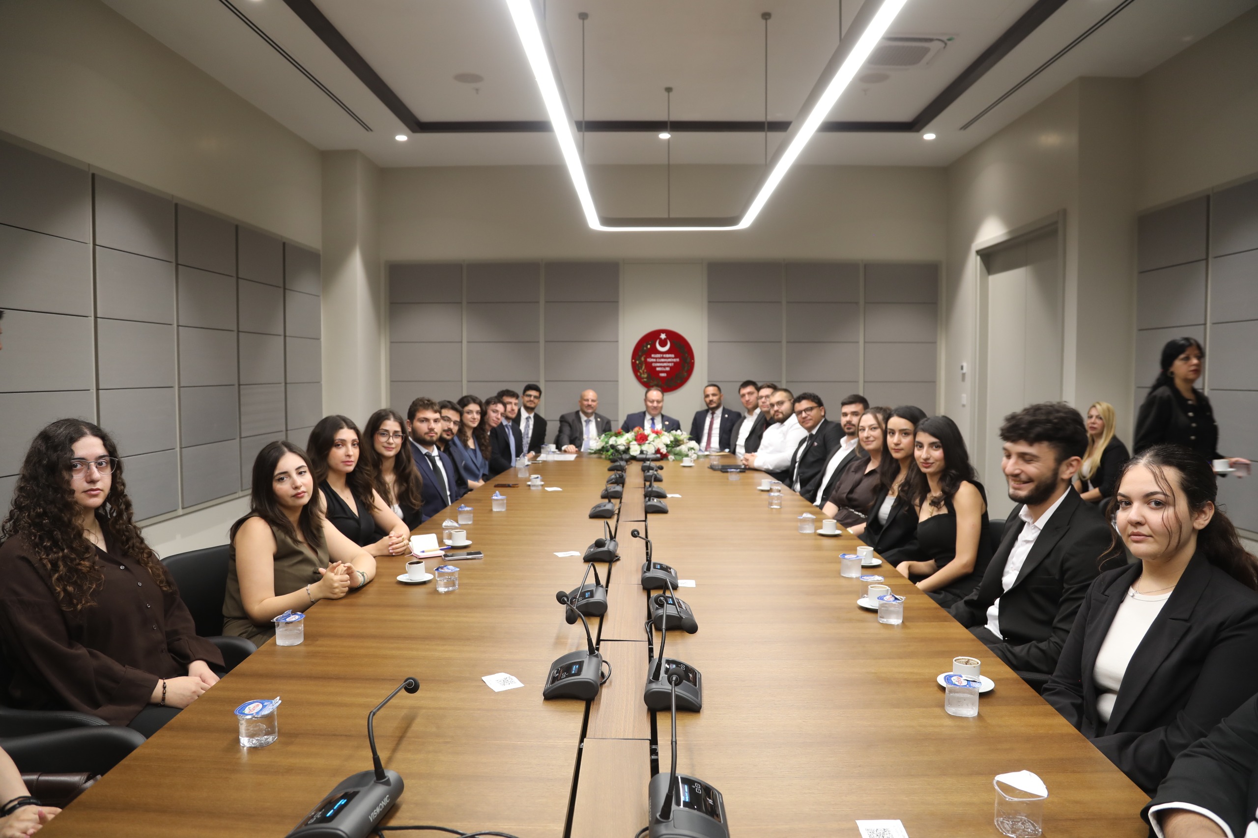 Cumhuriyet Meclisi’nde gençlerle buluşma‘Sorunlarımızı çözün’