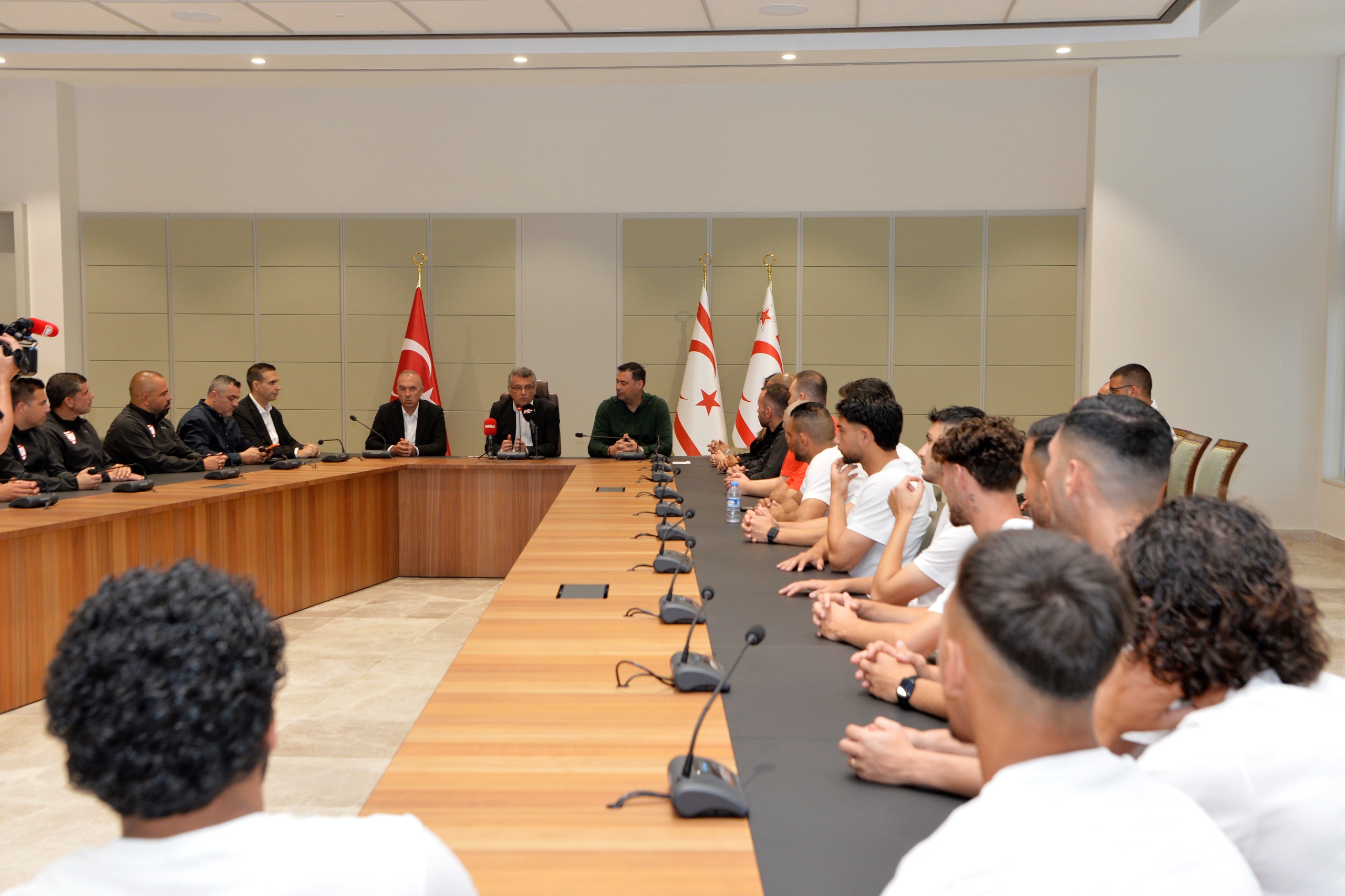 Cumhurbaşkanı Erhürman, CONIFA Şampiyonu KKTC A Milli Futbol Takımı’nı kabul etti
