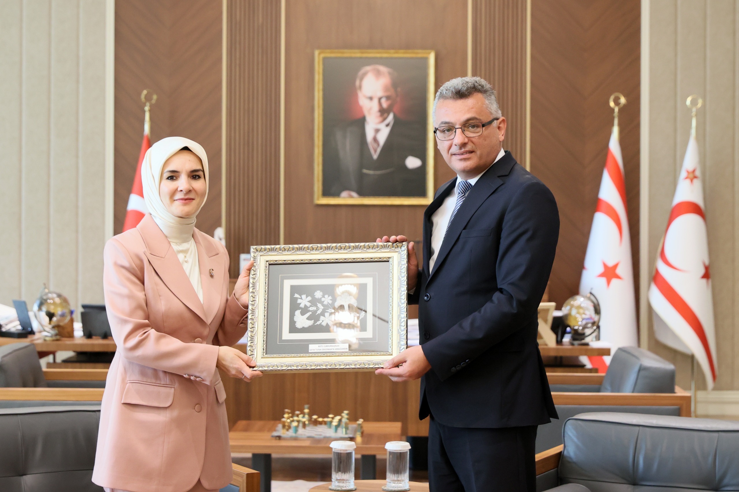 Cumhurbaşkanı Erhürman, Türkiye Aile ve Sosyal Hizmetler Bakanı Göktaş ile görüştü
