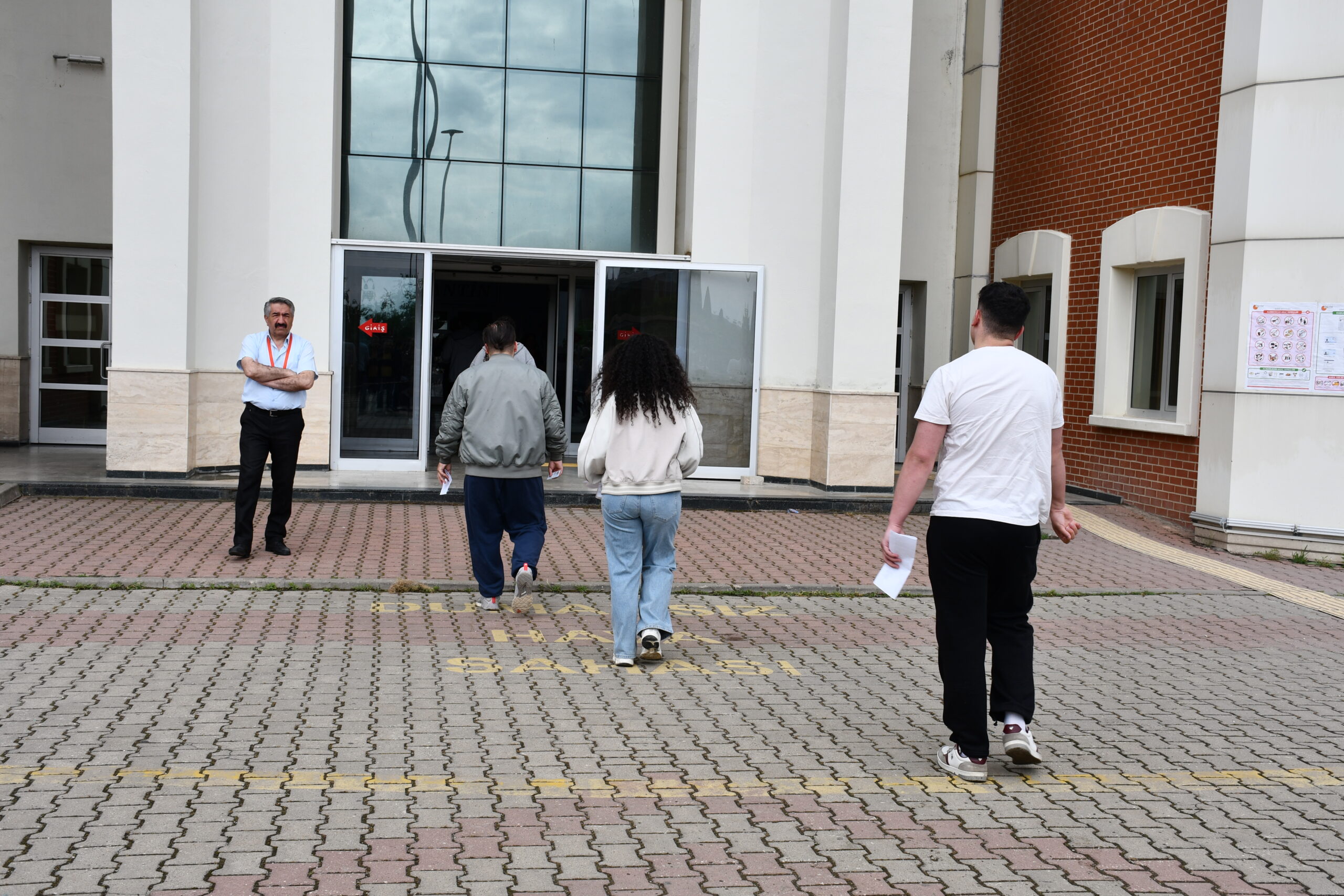İlk Oturum TYT Sınavı Yapılıyor