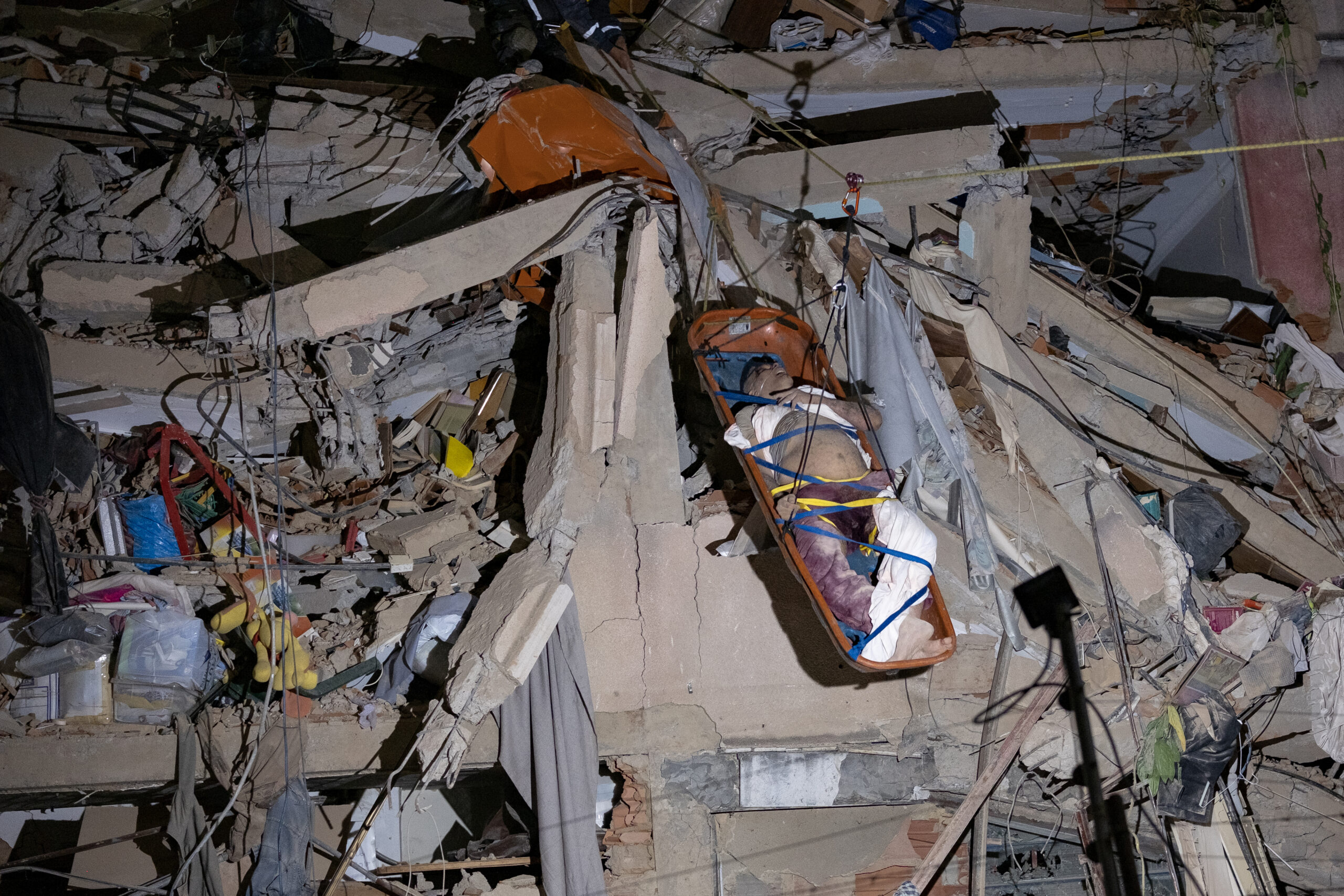 Depremden 8 Gün Sonra Enkaz Altından Sağ Çıkarıldı