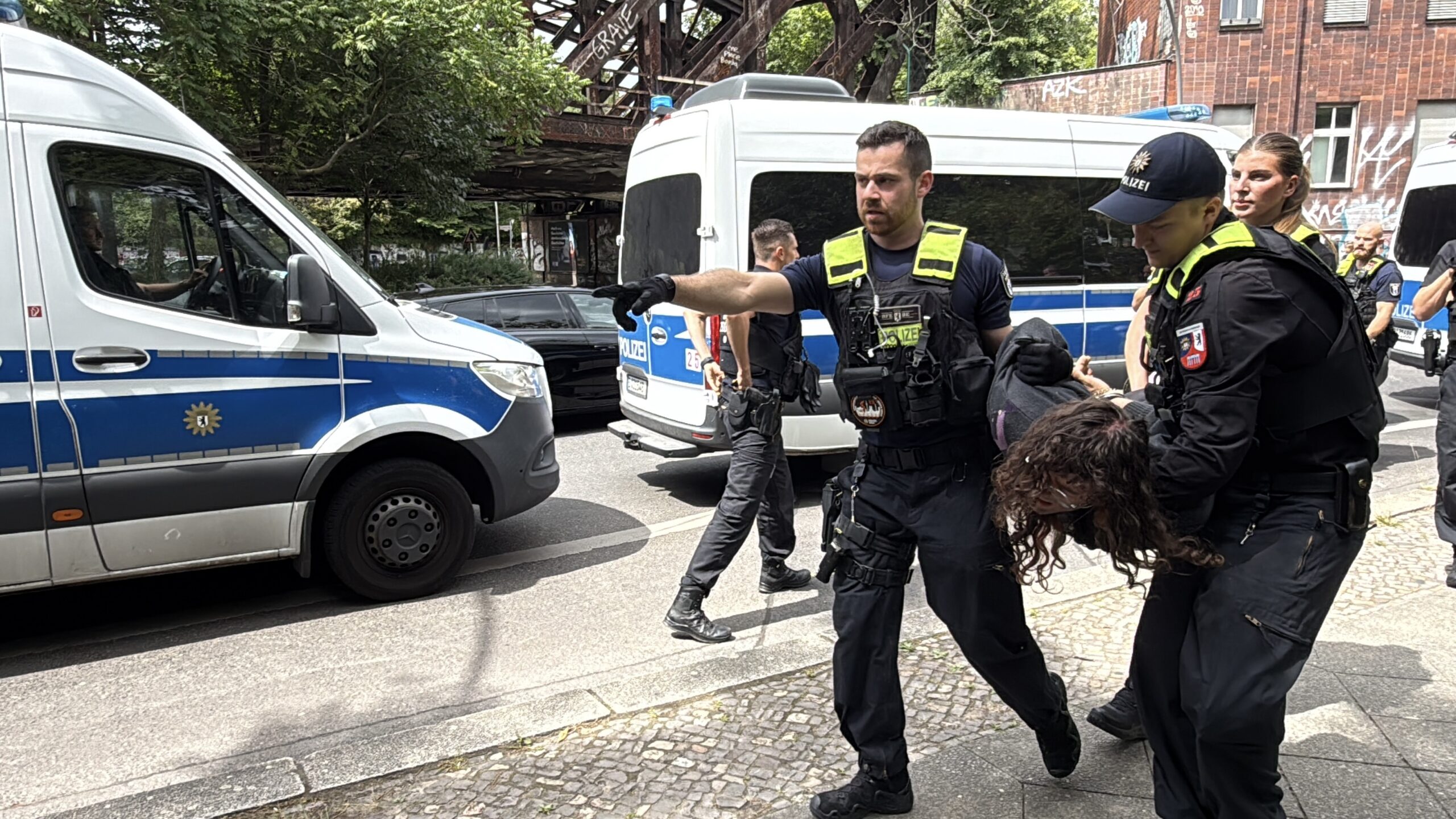 Berlin’de Rheinmetall protestosuna polis müdahalesi