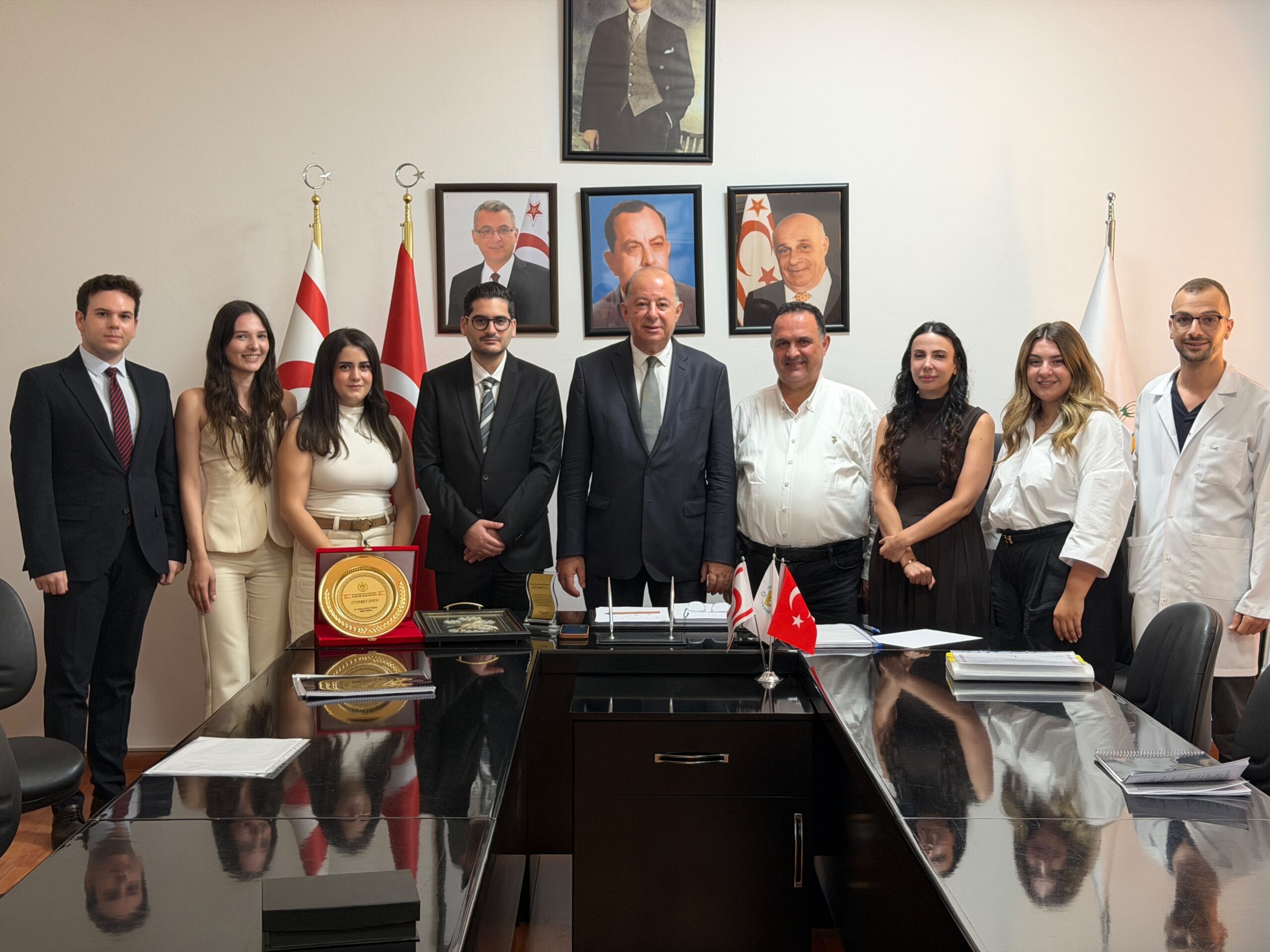 Genç hekimlerin haklı mücadelesinde yanlarındayız