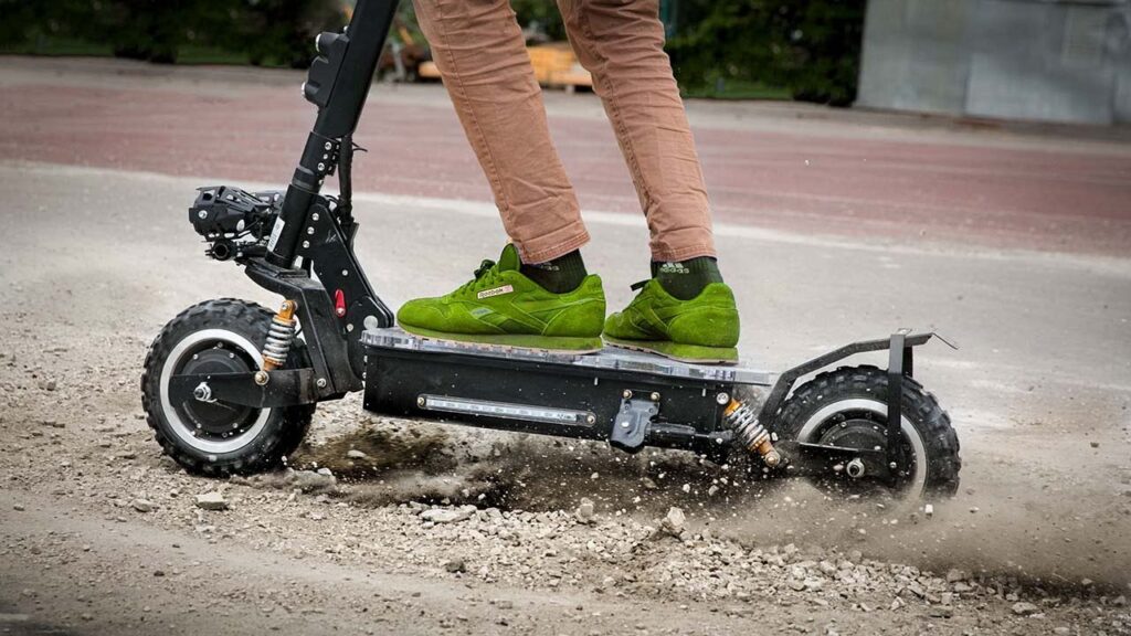 Elektrikli Scooter ve E-Moped Kullanımına Yeni Trafik Düzenlemesi Getirildi