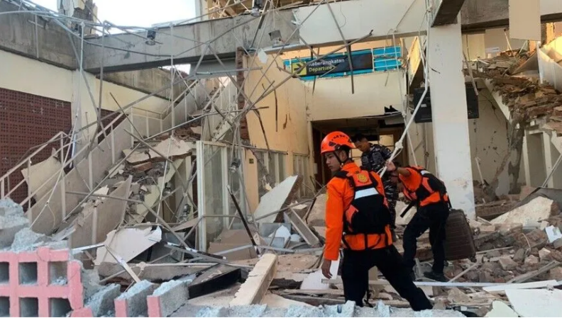 Endonezya’da 7,7 Büyüklüğünde Şiddetli DepremEn Az 38 Can Kaybı