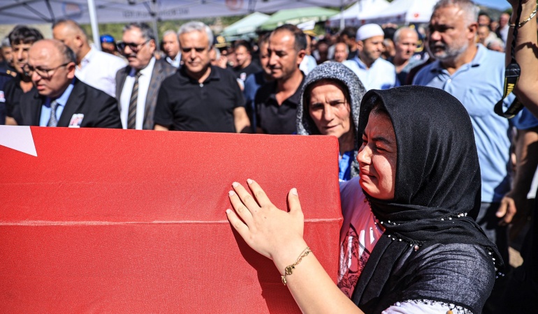 Girne açıklarında alabora olan gemide hayatını kaybeden Uzman Çavuş Mersin’de son yolculuğuna uğurlandı