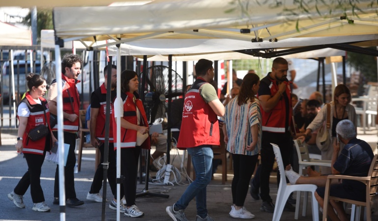 Girne açıklarındaki gemi kazasında 8. günAilelerin limandaki bekleyişi sürüyor