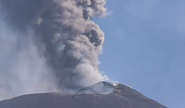 İtalya’da Etna Yanardağı’nın Kül Püskürtmesi Uçuşları Aksattı