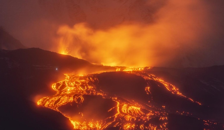 Etna Yanardağı’ndaki kül püskürtmesi uçuşları aksatmayı sürdürüyor