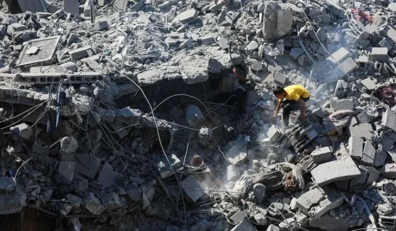 Gazze’de İsrail saldırısında hasar gören bina çöktü… 5’i çocuk 11 kişi hayatını kaybetti