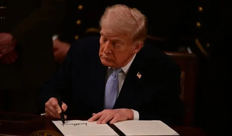 Abd başkanı trump, rusya’ya yönelik yaptırımlar içeren tasarıyı imzaladı