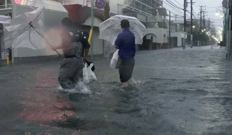 Japonya’yı vuran Dujuan Tayfunu nedeniyle 2 kişi yaşamını yitirdi