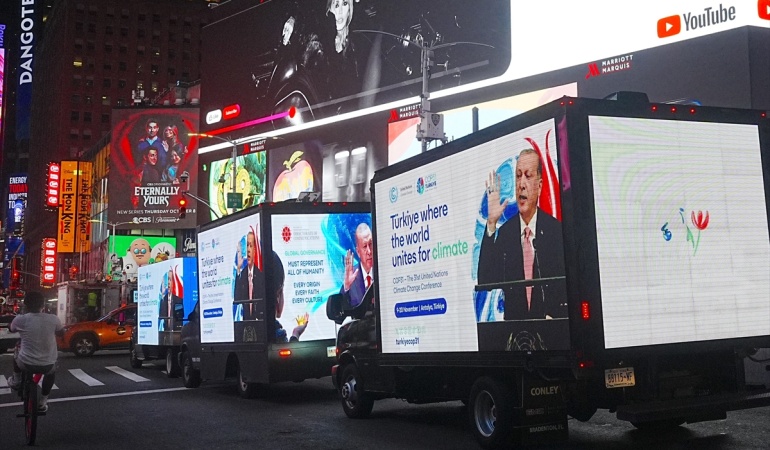 Erdoğan’ın barış ve adalet mesajları Times Meydanı’ndaki ekranlarda yayınlandı