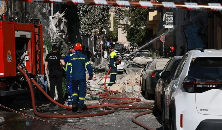 Atina’da dün yıkılan binanın enkazında 1 kişinin cesedi bulundu