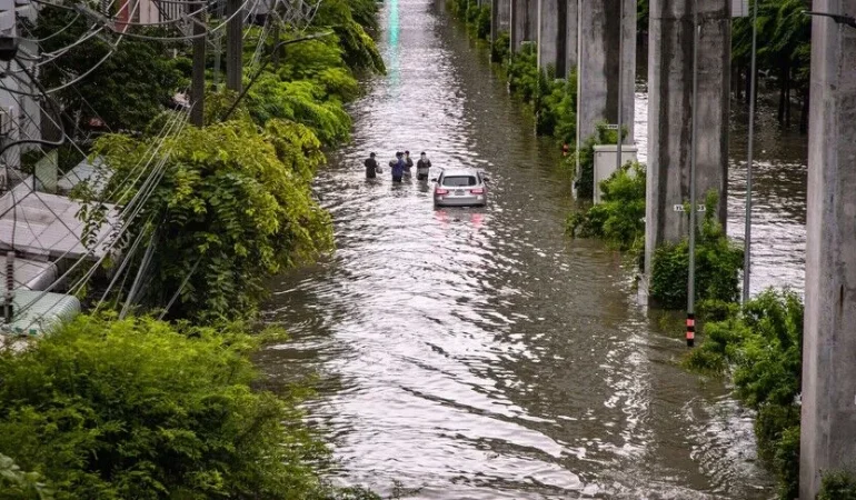 Tayland’ın başkenti Bangkok’ta sel felaketiBinlerce kişi tahliye edildi