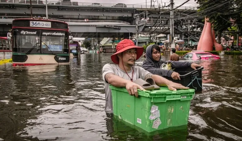 Tayland’ın başkenti Bangkok’ta şiddetli seller nedeniyle binlerce kişi tahliye edildi