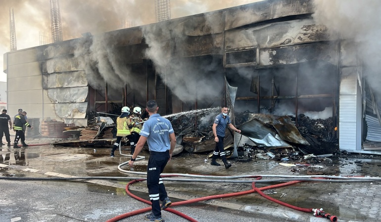 ALAYKÖY SANAYİ BÖLGESİ’NDE YANGIN600 METREKARELİK ALAN KÜLE DÖNDÜ