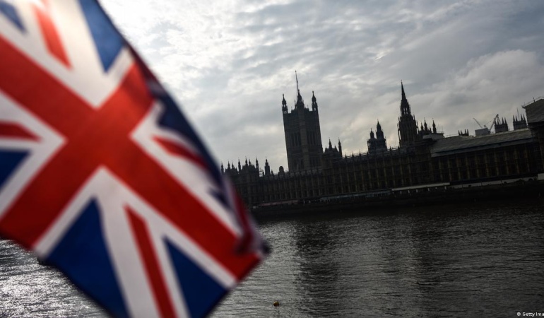 İNGİLTERE’DEN ABD İLE RUSYA ARASINDAKİ DİZEL ANLAŞMASI SONRASI AÇIKLAMARUSYA’YA YAPTIRIMLAR VE BASKI SÜRECEK
