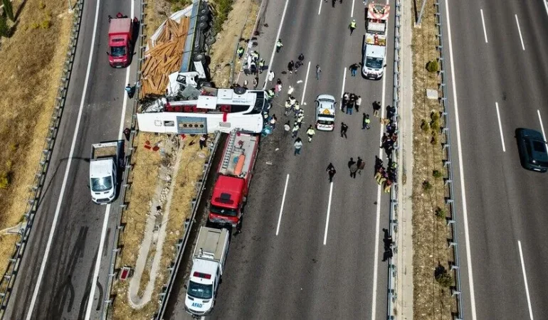 MANİSA’DA FACİAÇEKİCİNİN TUR OTOBÜSÜNE ÇARPTIĞI KAZADA 11 KİŞİ HAYATINI KAYBETTİ, 27 KİŞİ YARALANDI