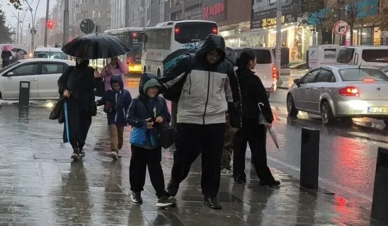 İSTANBUL’DA OLUMSUZ HAVA KOŞULLARI NEDENİYLE YARIN EĞİTİME 1 GÜN SÜREYLE ARA VERİLDİ
