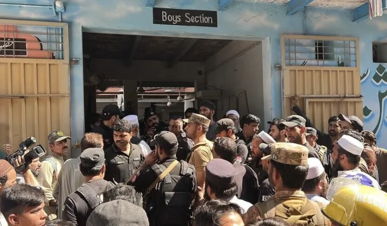 PAKİSTAN’DA OKUL ÇATISI ÇÖKTÜ27 ÖĞRENCİ VE BİR ÖĞRETMEN HAYATINI KAYBETTİ